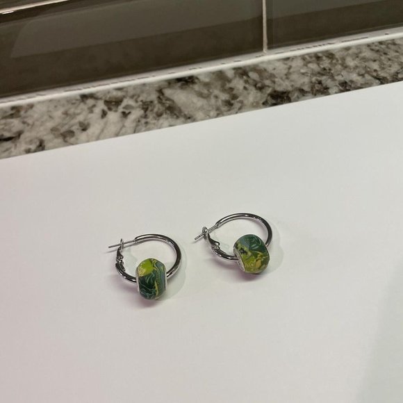 Women’s Clay Green Bead Silver Tone Hoop Signed Viva Beads - Picture 1 of 9